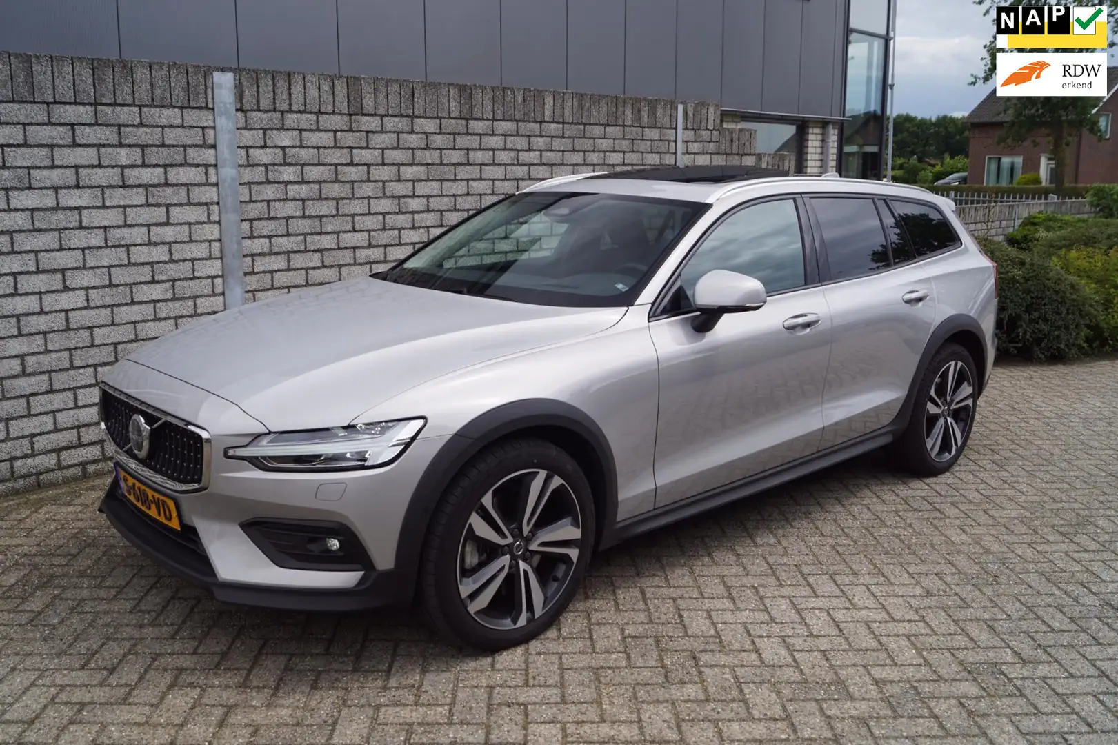 Volvo V60 Cross Country 2.0 B5 AWD Ultimate 250PK Autom Panodak Leder Adap Grijs - 1