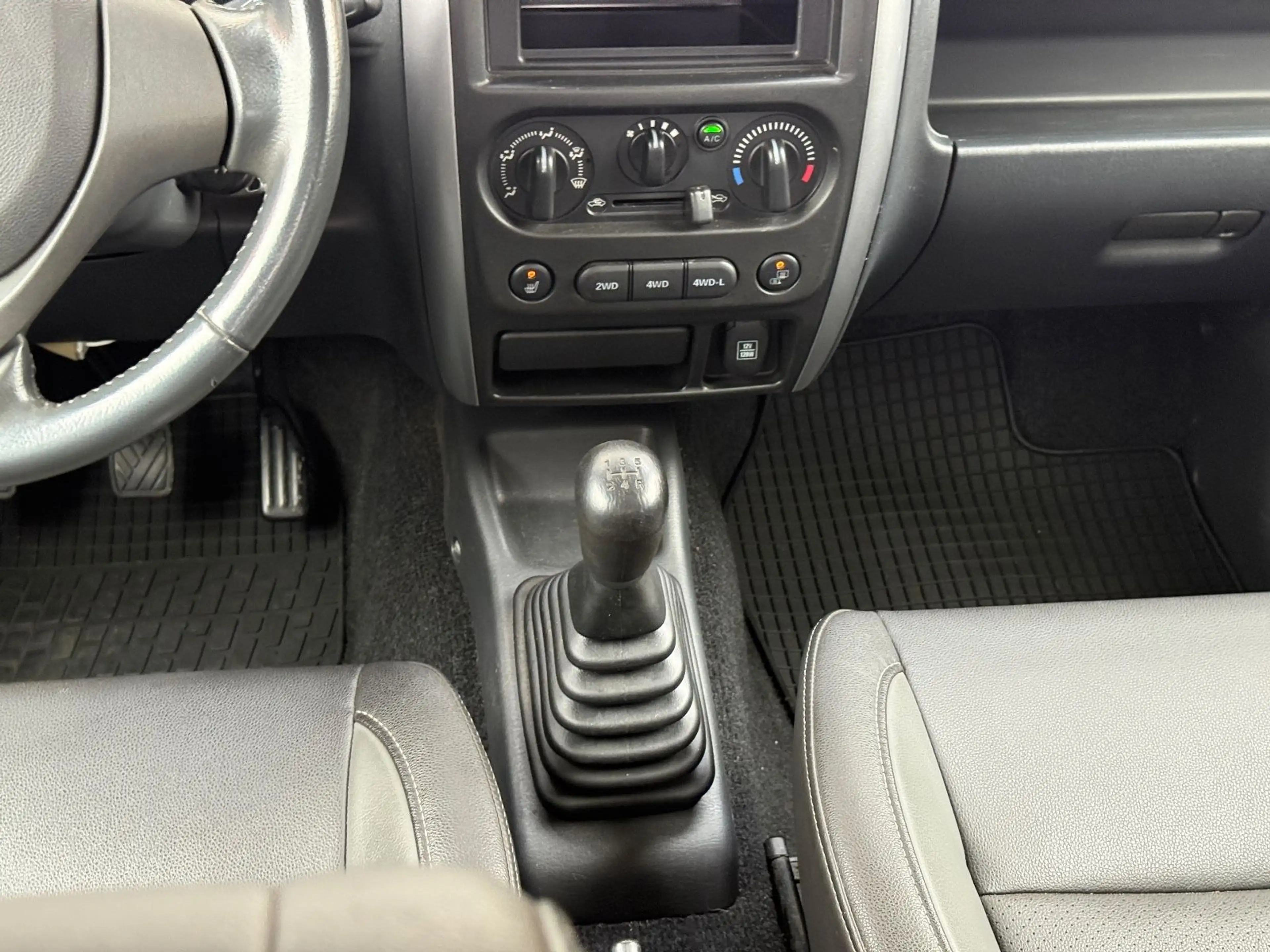 Suzuki Jimny 4x4 STYLE  Sitzheizung AHK ALU 1.HAND ´ — photo 15