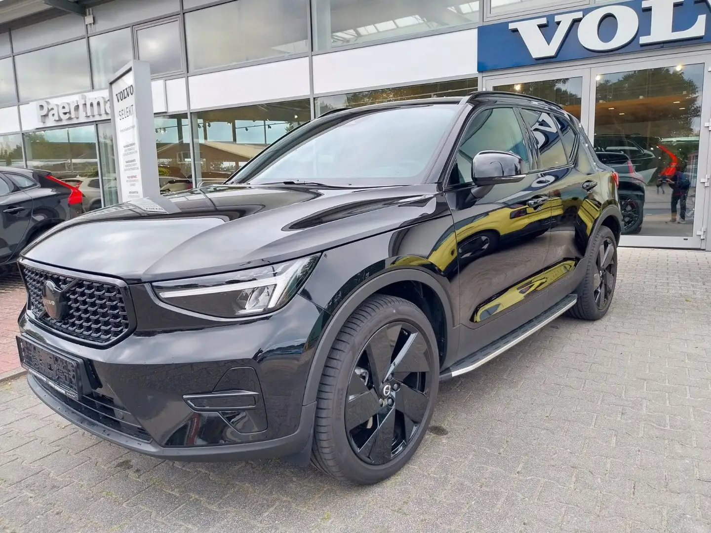 Volvo XC40 Plus Black Edition 2WD Schwarz - 2