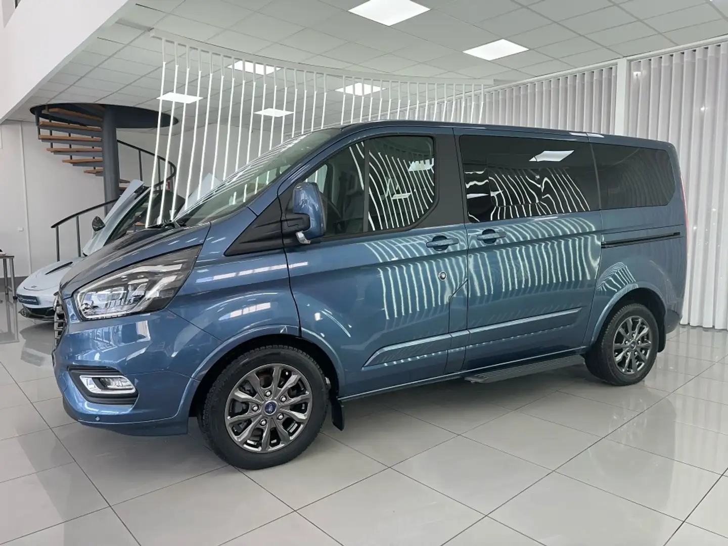 Ford Tourneo Custom 2.0 EcoBlue Titanium X Aut. 185 Azul - 2