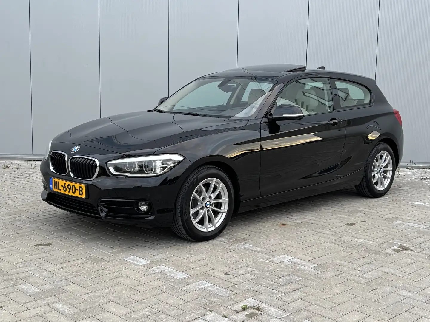 BMW 118 118i High Executive Automaat 2017 NL AUTO Zwart - 1