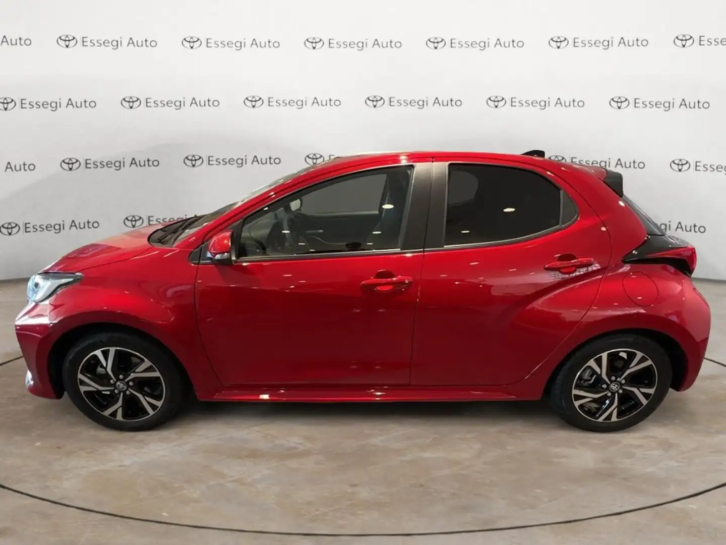 Toyota Yaris 1.5 Hybrid 5 porte Trend Rouge - 2