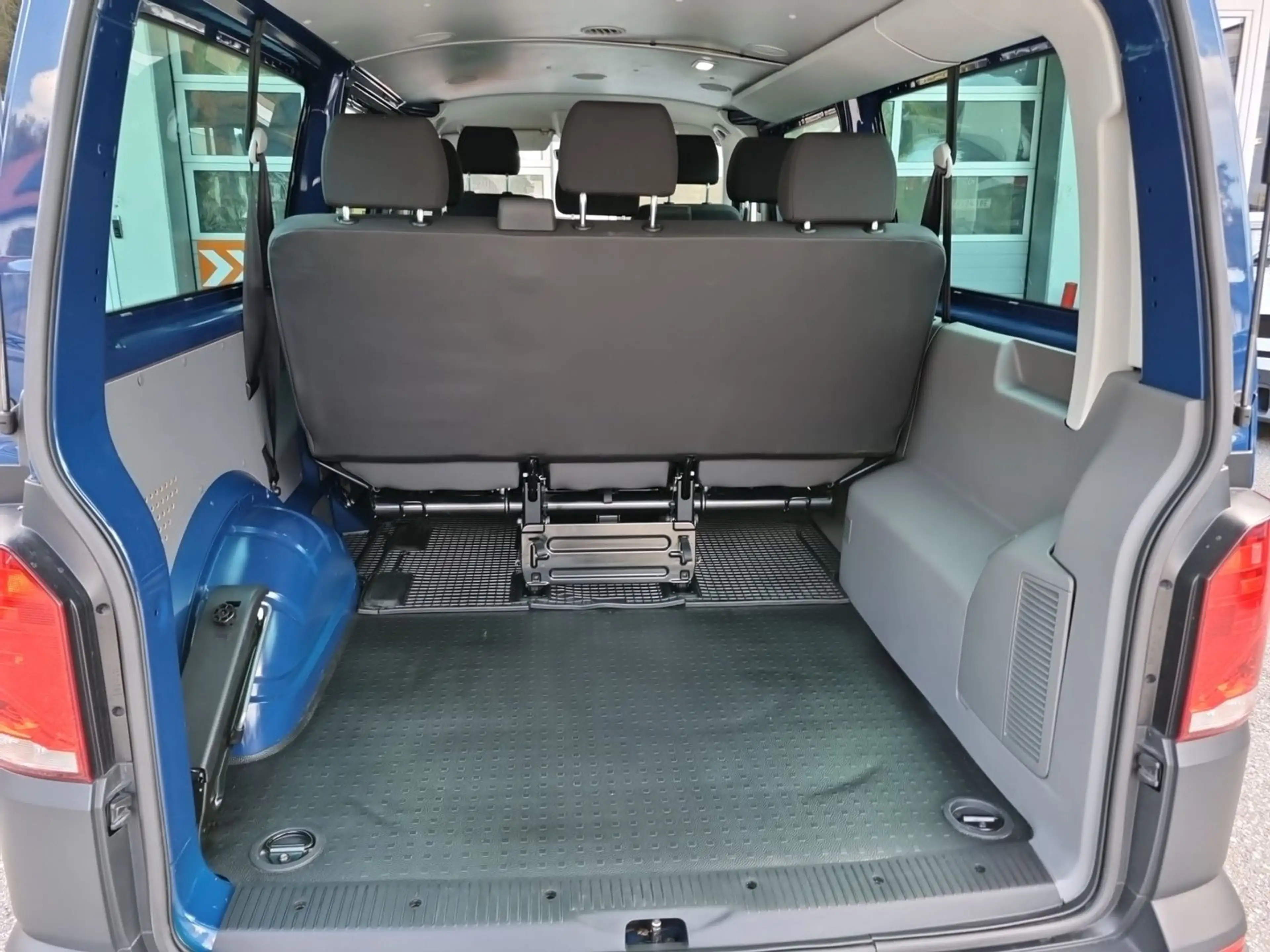 Volkswagen T6.1 Transporter Kombi LR TDI 4MOTION — photo 9