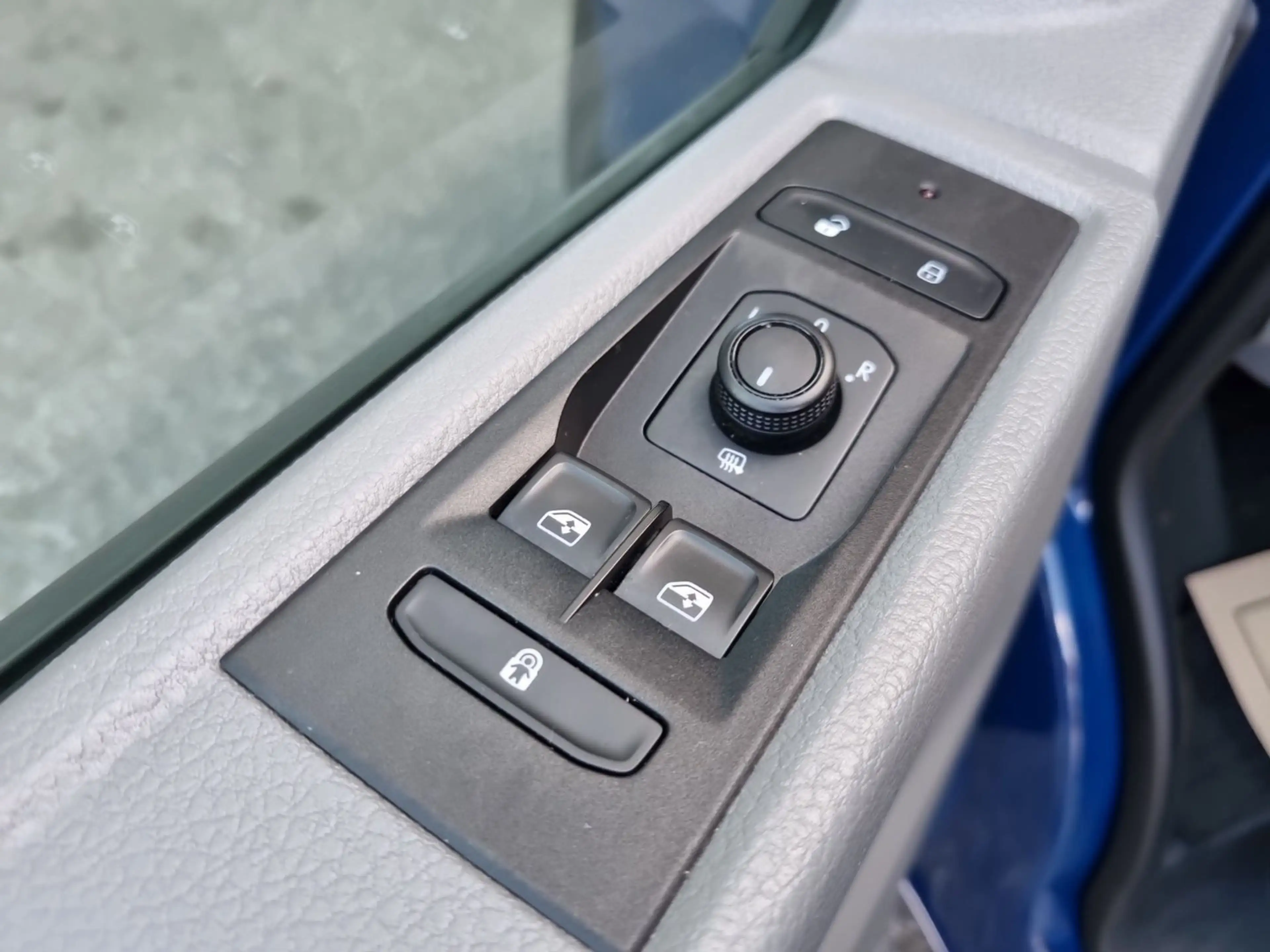 Volkswagen T6.1 Transporter Kombi LR TDI 4MOTION — photo 12