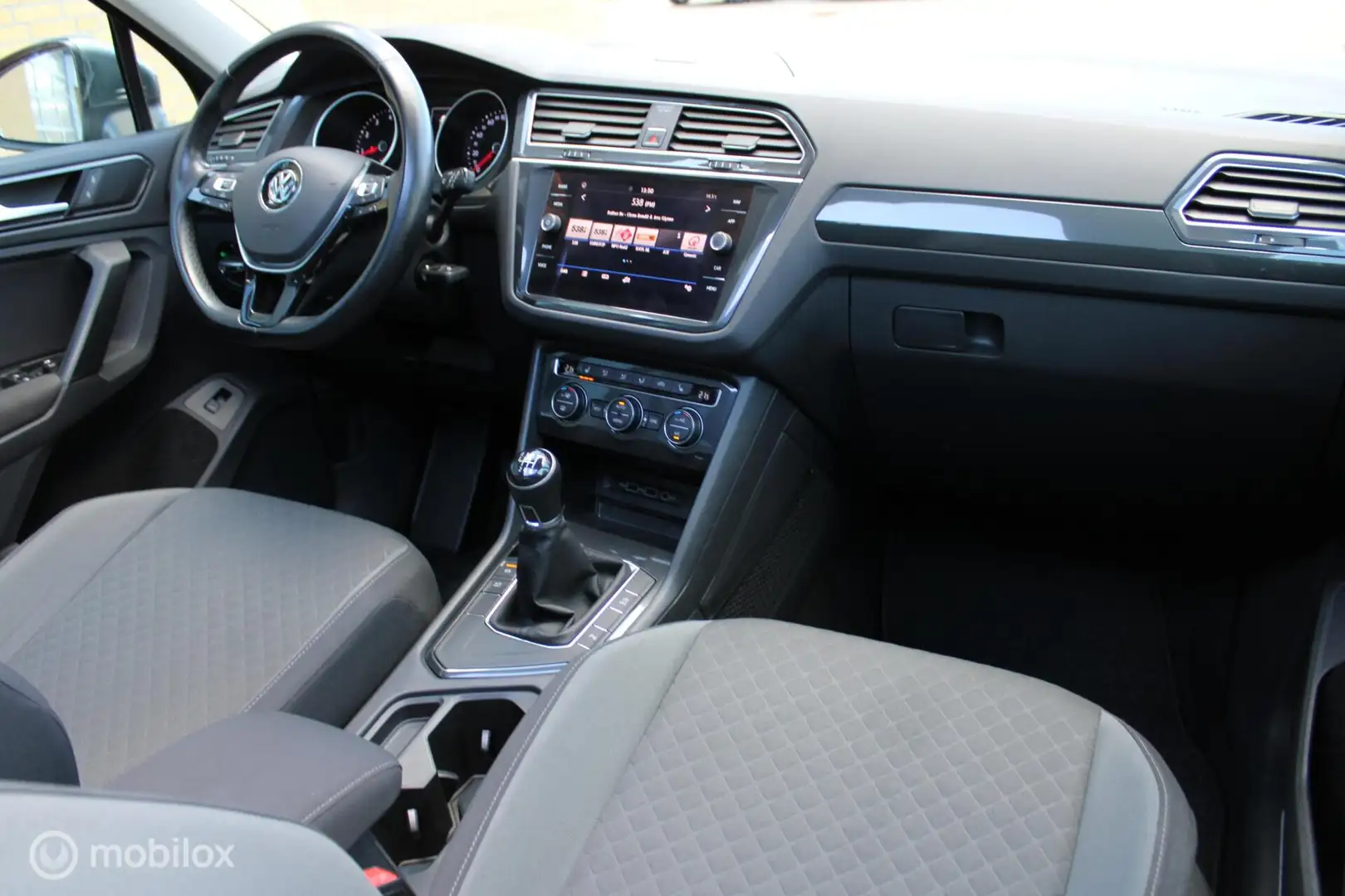 Volkswagen Tiguan 1.4 TSI Comfortline Business, Trekhaak, Panodak, N Grijs - 2