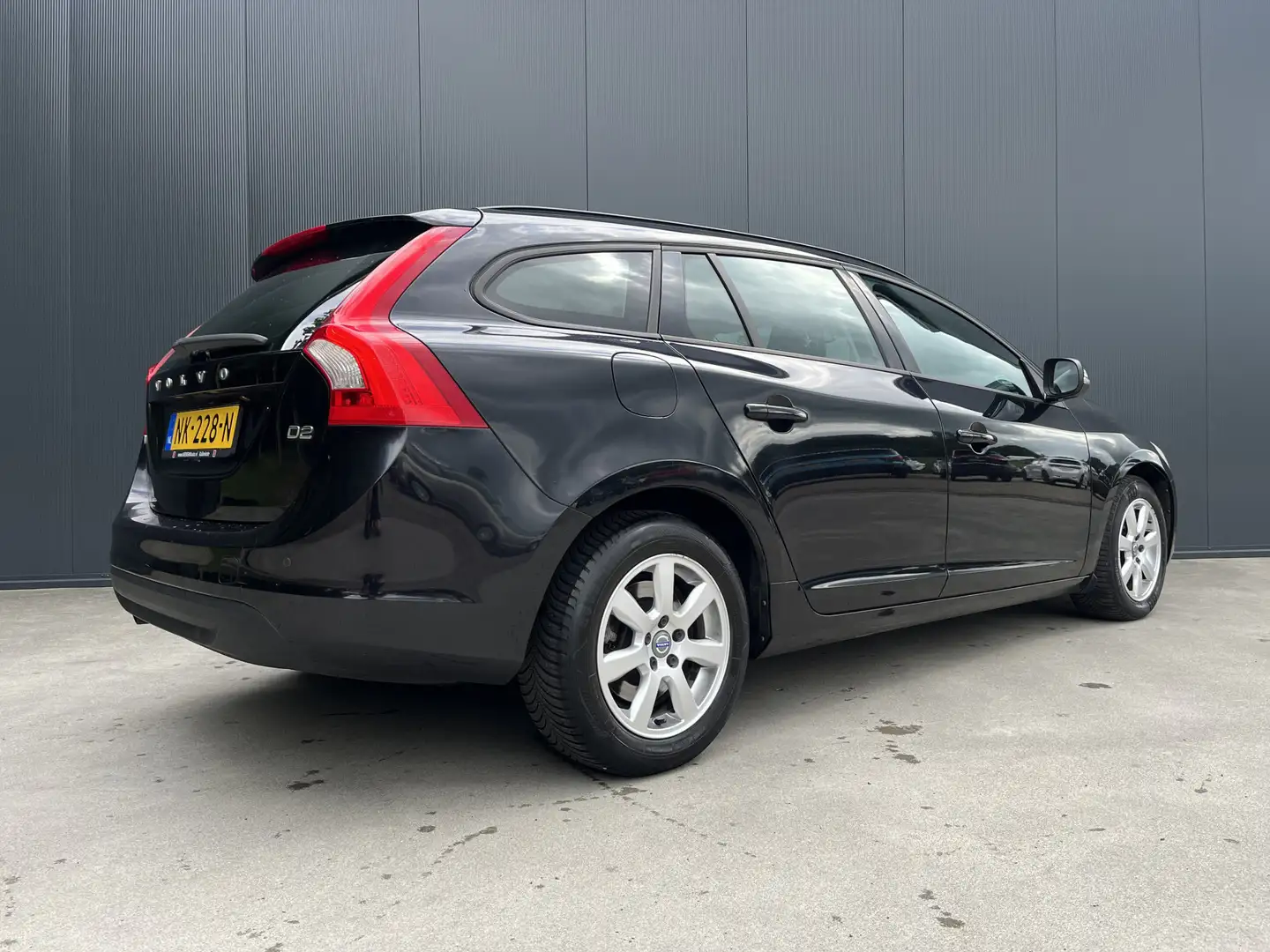 Volvo V60 1.6 D2 Momentum LED NAVI CRUISE ECC Zwart - 2