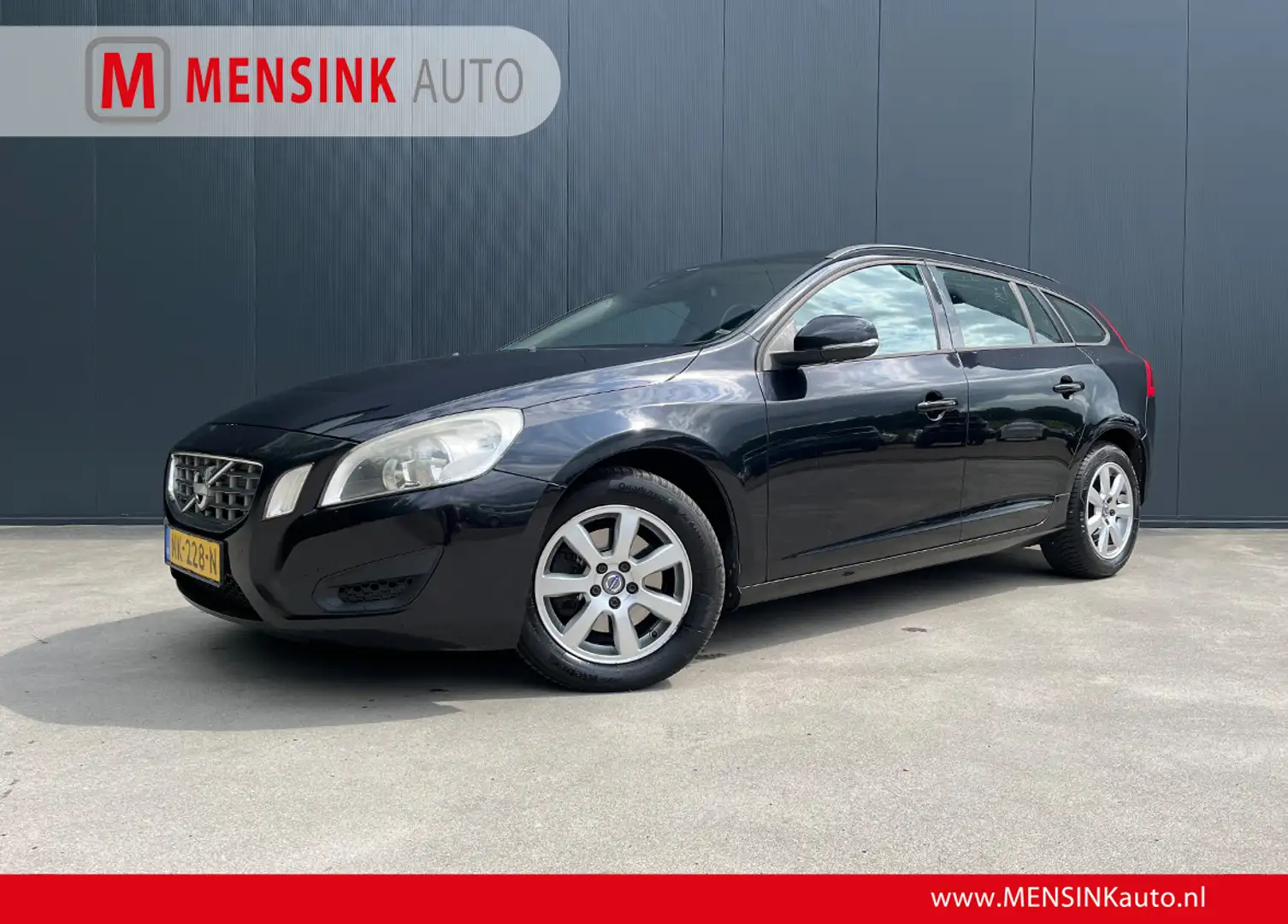 Volvo V60 1.6 D2 Momentum LED NAVI CRUISE ECC Zwart - 1