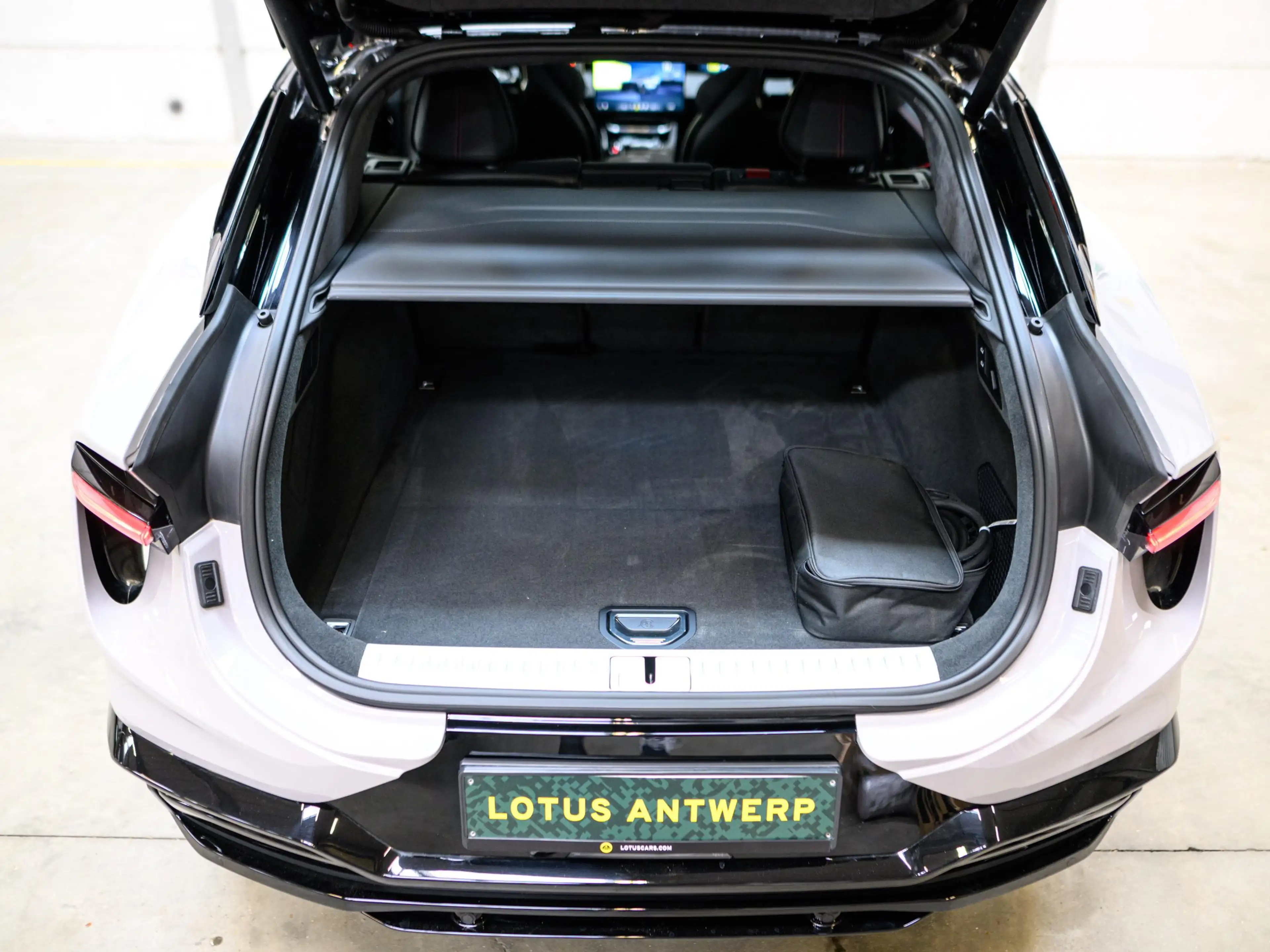 Lotus Eletre Eletre Base Nieuw uit stock 600 km WLTP — photo 9