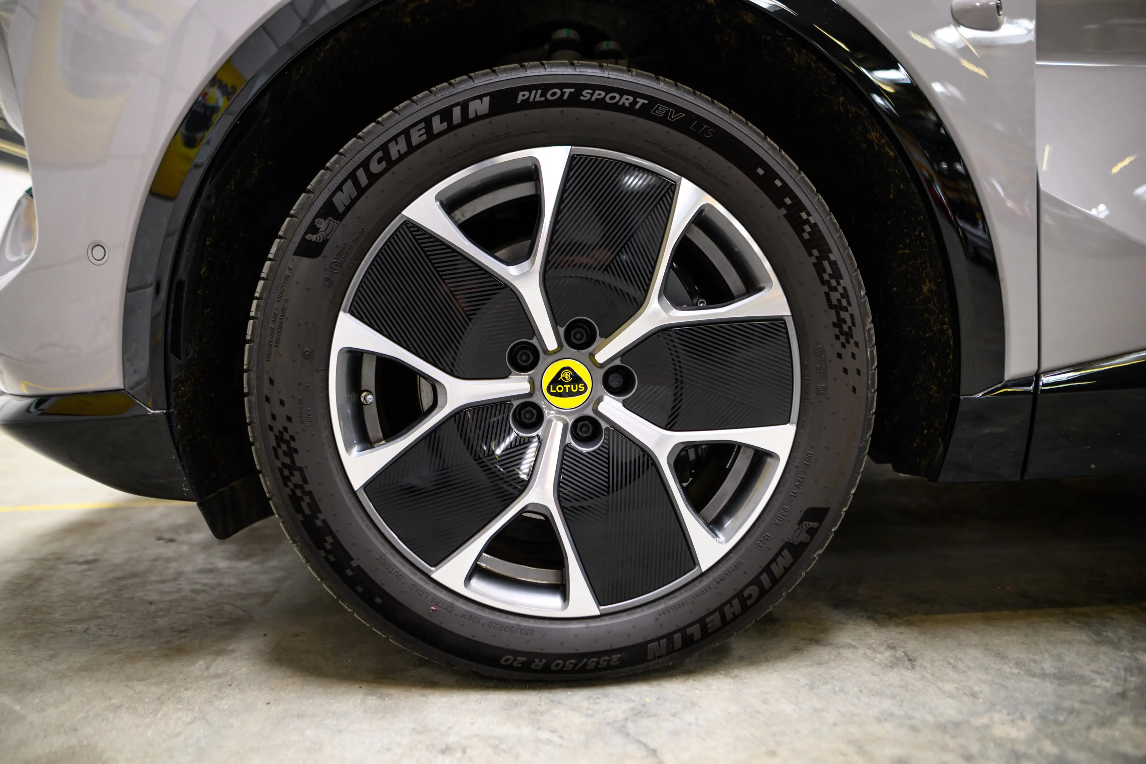 Lotus Eletre Eletre Base Nieuw uit stock 600 km WLTP — photo 8