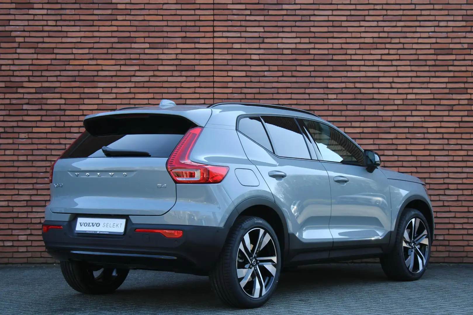 Volvo XC40 B4 Plus Dark | Premium audio by Harman Kardon | Ve Gris - 2