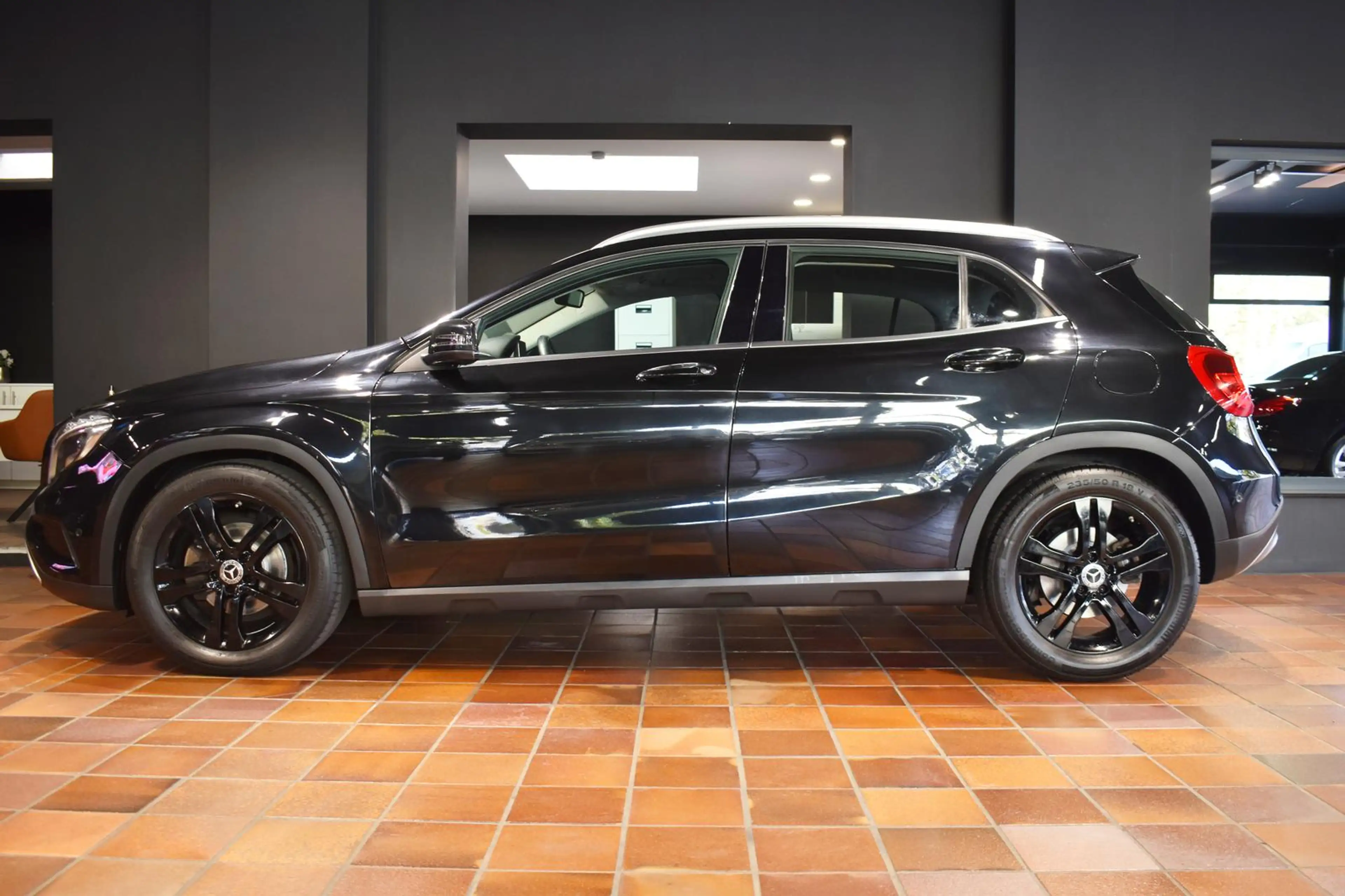 Mercedes-Benz GLA 180 7G URBAN LEDER-SPORTSITZE EL.HECKKLAPPE NAVI SITZH — photo 2