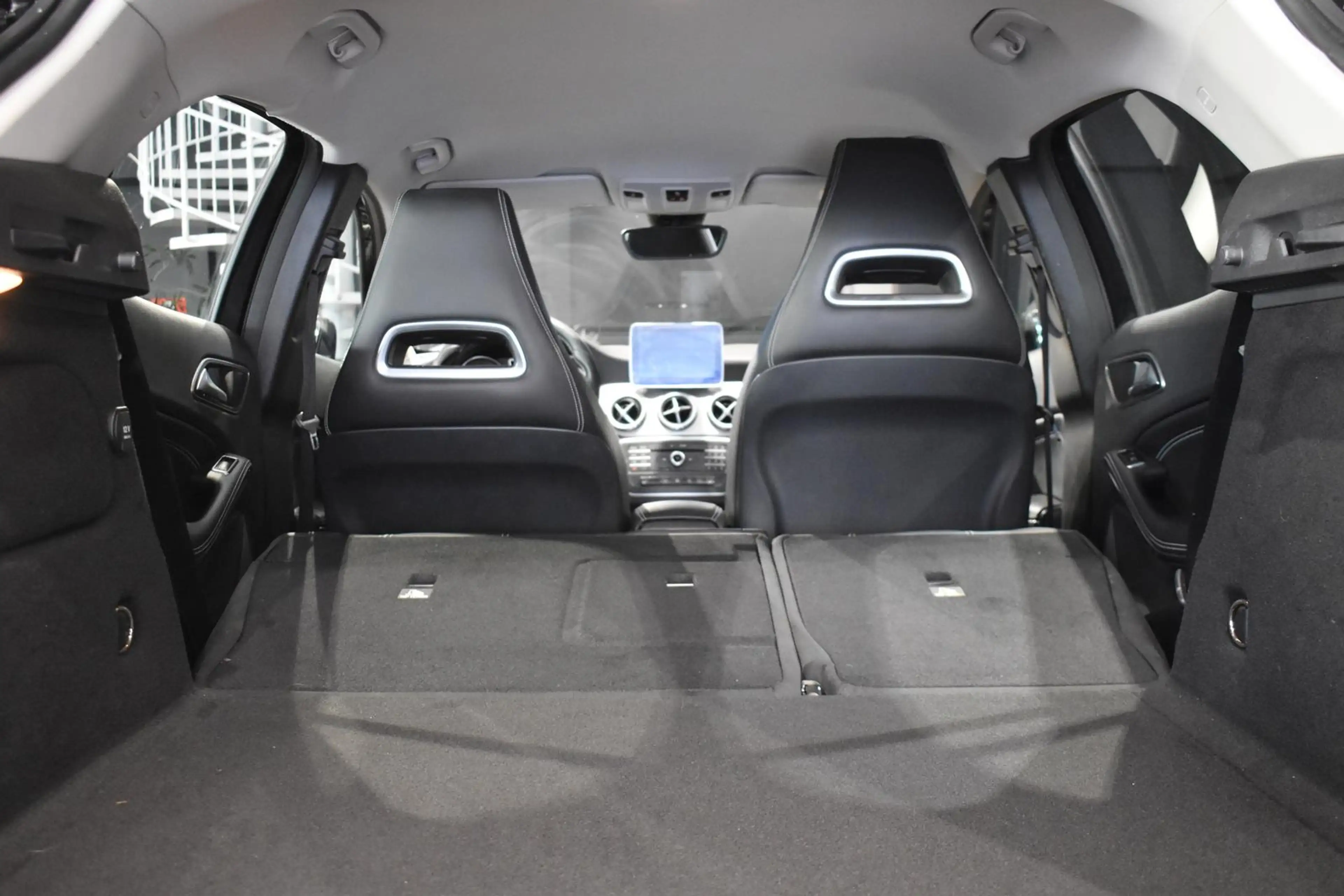 Mercedes-Benz GLA 180 7G URBAN LEDER-SPORTSITZE EL.HECKKLAPPE NAVI SITZH — photo 12