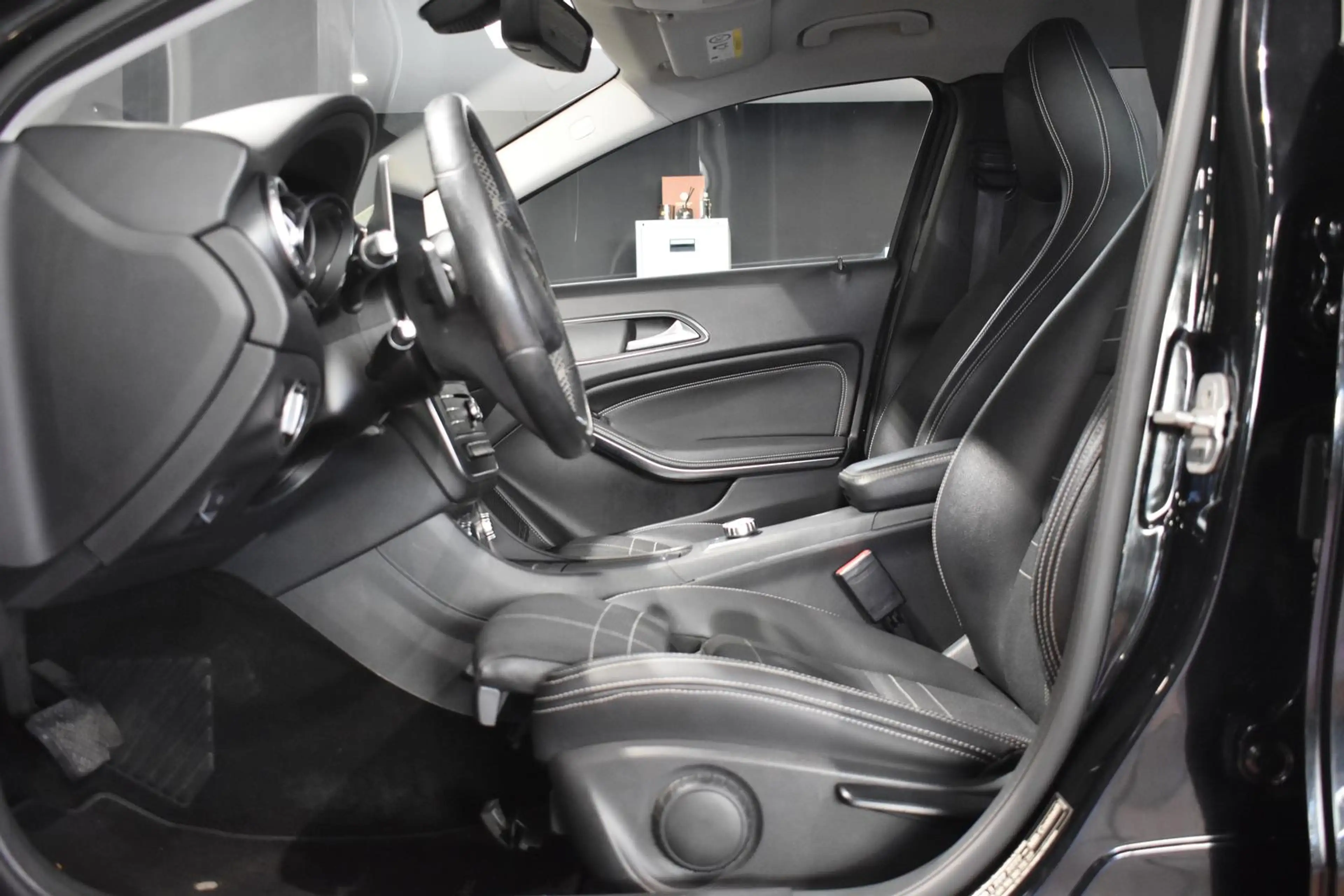 Mercedes-Benz GLA 180 7G URBAN LEDER-SPORTSITZE EL.HECKKLAPPE NAVI SITZH — photo 15
