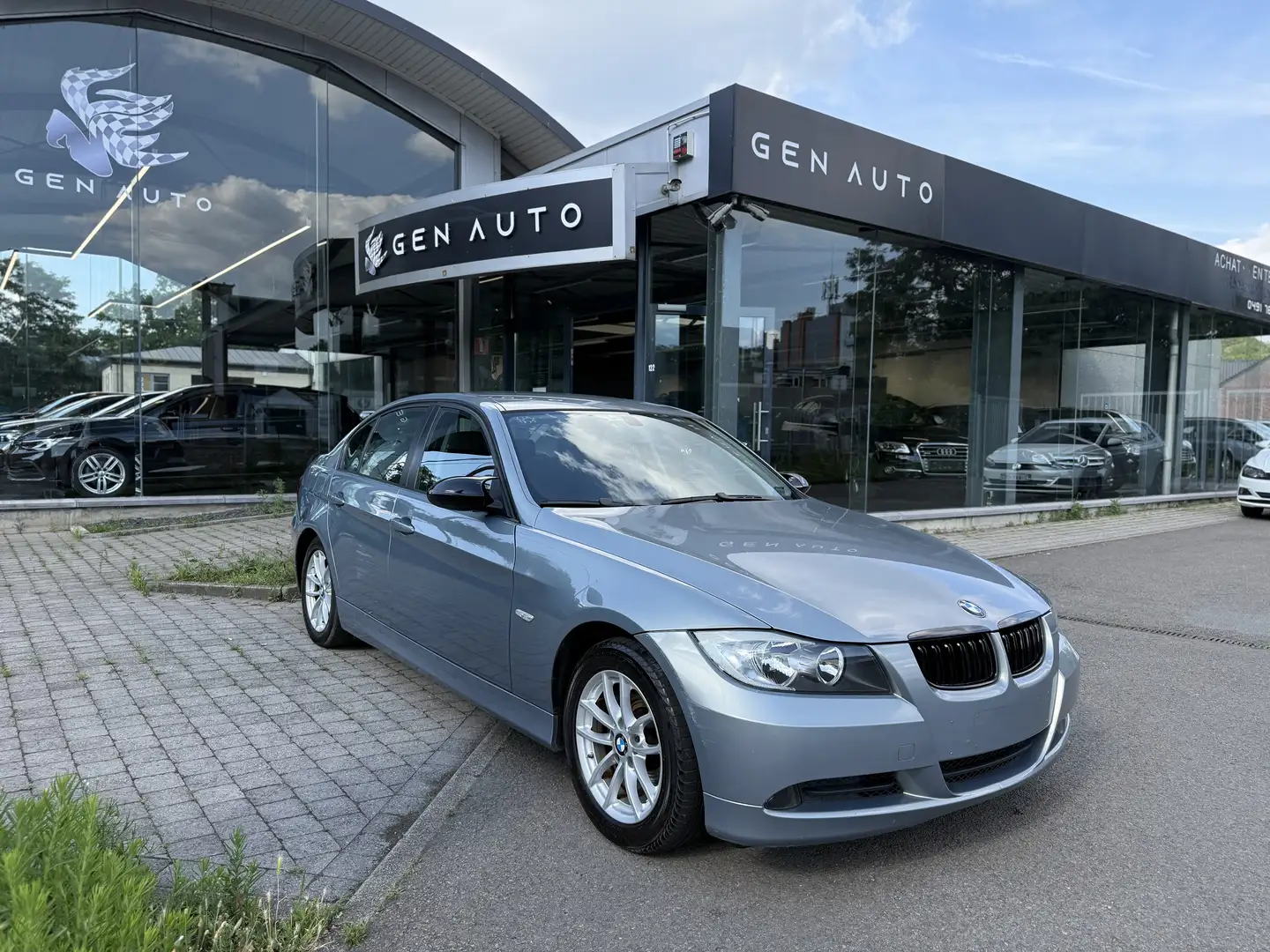 BMW 320 i GPS Park assist Carplay Android Camera plava - 1