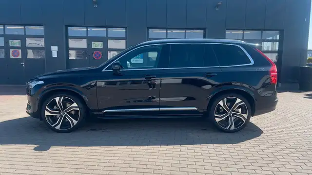 Volvo XC90 view 3
