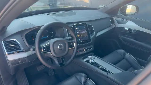 Volvo XC90 view 11