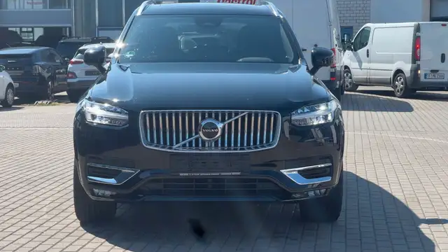 Volvo XC90 view 8