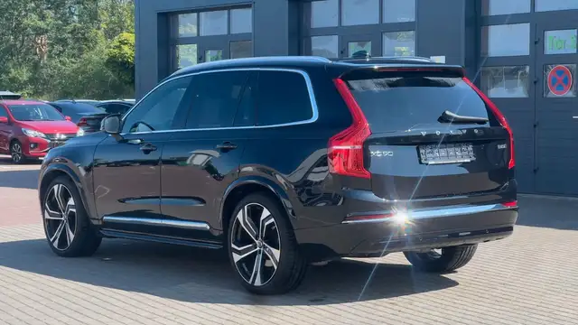 Volvo XC90 view 4