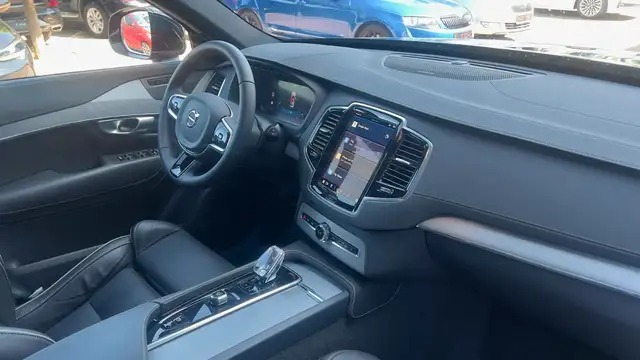 Volvo XC90 view 12