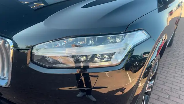 Volvo XC90 view 9