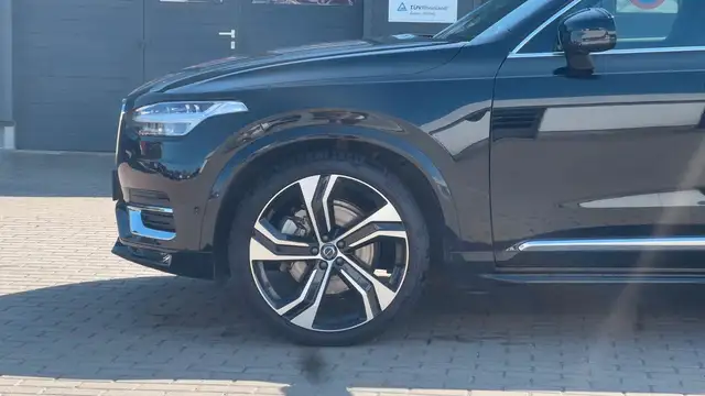 Volvo XC90 view 10