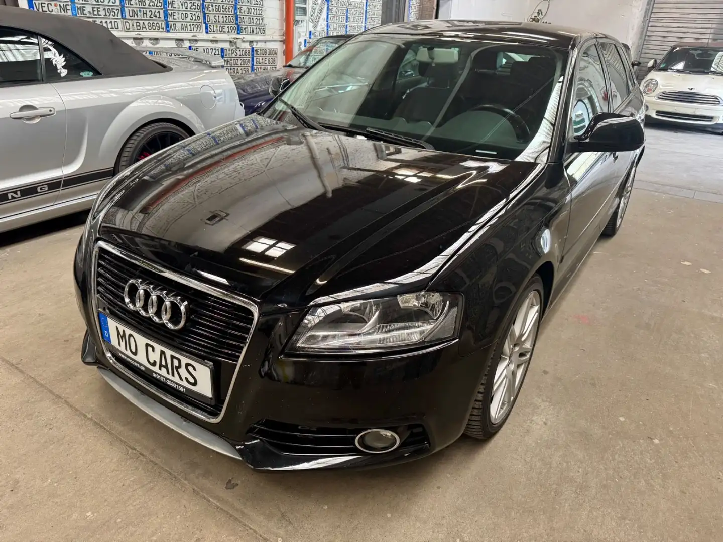 Audi A3 2.0 TDI (DPF) Ambiente Sportback Zwart - 1