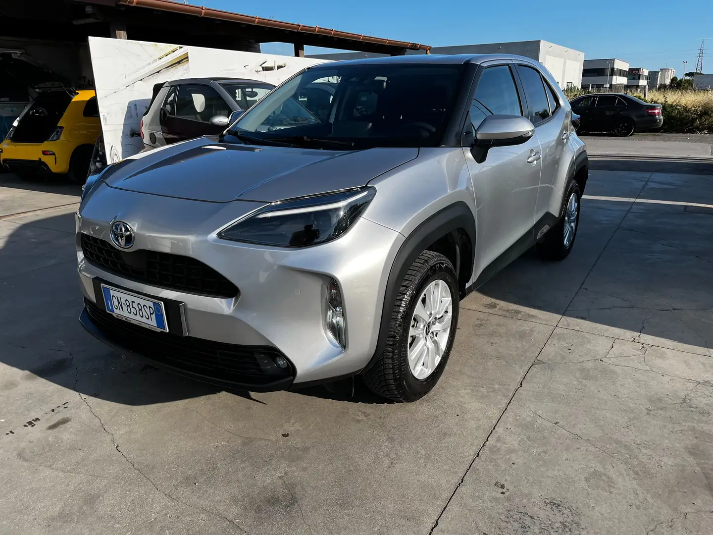 Toyota Yaris Yaris Cross 1.5h Active fwd 116cv e-cvt Argento - 1