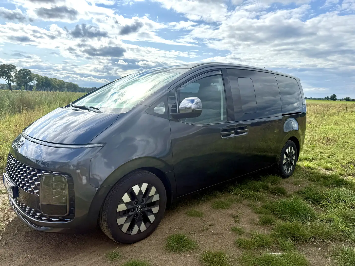 Hyundai STARIA STARIA 2.2 CRDi Allrad Signature Grau - 1