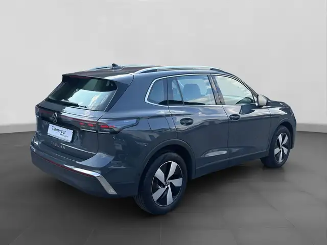 Volkswagen Tiguan view 3