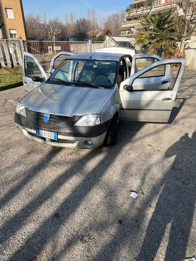 Dacia Logan berlina Gümüş rengi - 1