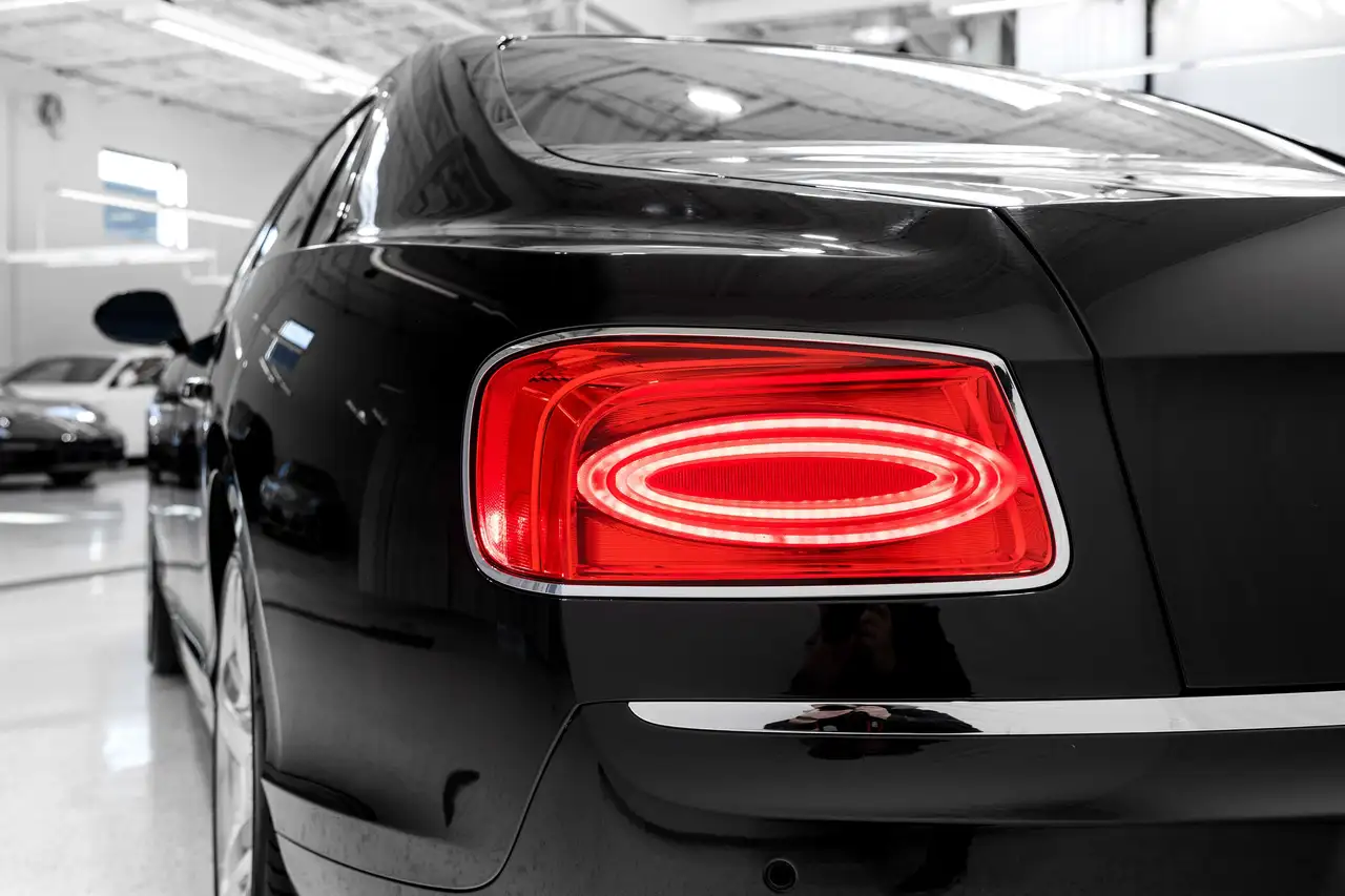 Bentley Flying Spur снимка Bentley Flying Spur