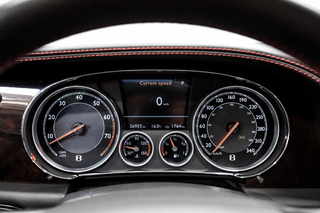 Bentley Flying Spur снимка Bentley Flying Spur