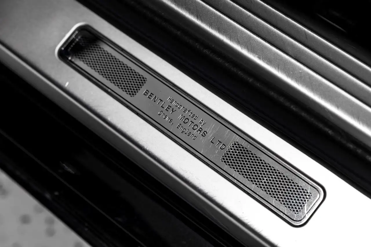 Bentley Flying Spur снимка Bentley Flying Spur