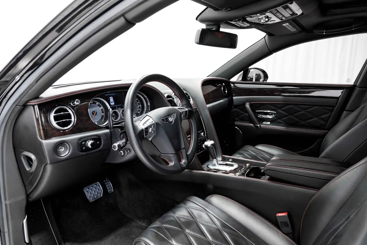 Bentley Flying Spur снимка Bentley Flying Spur