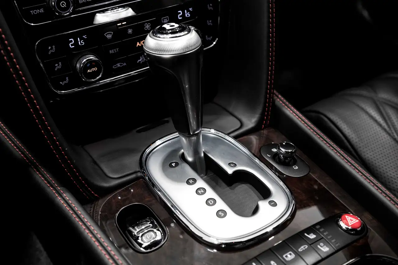 Bentley Flying Spur снимка Bentley Flying Spur