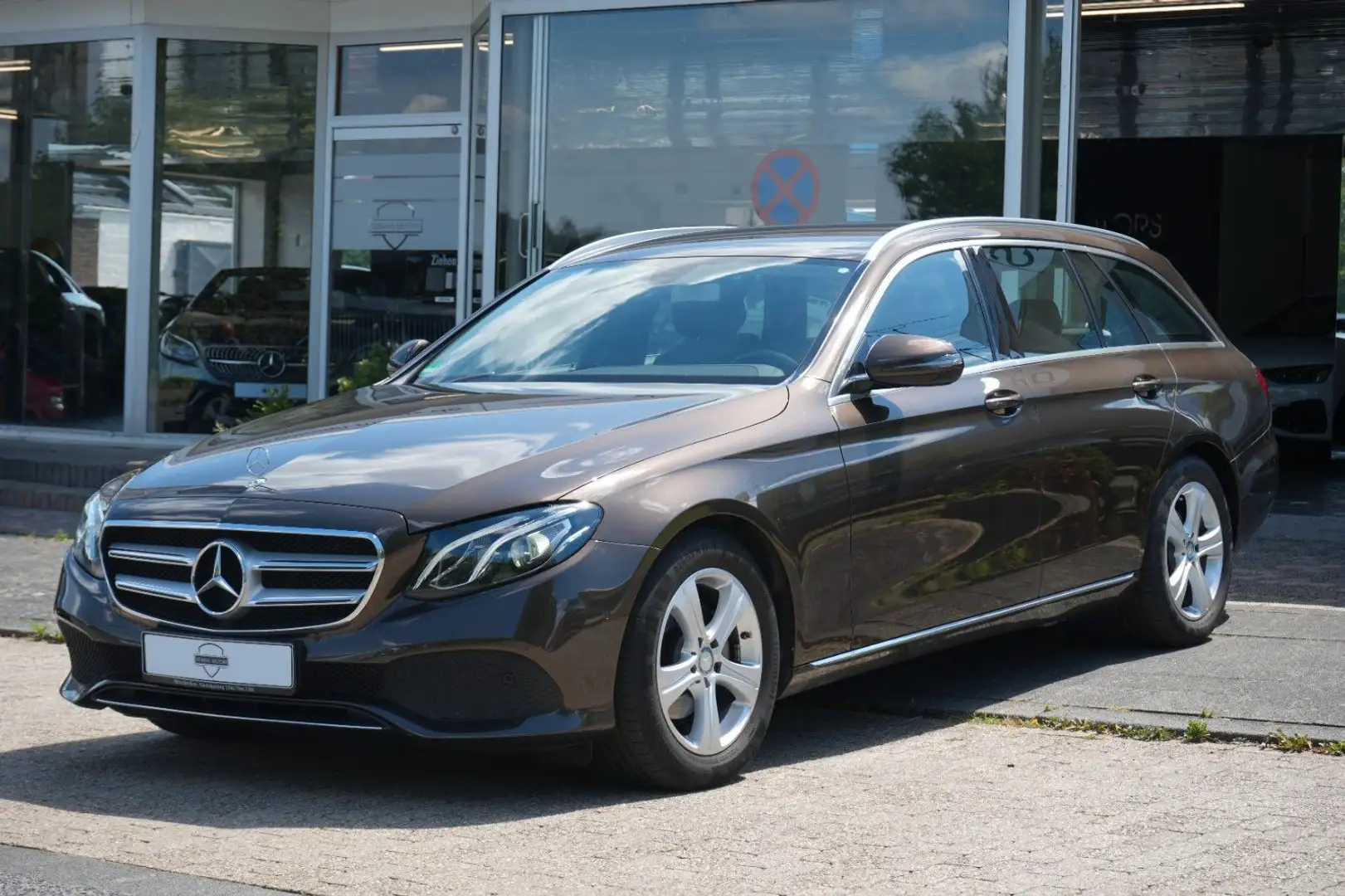 Mercedes-Benz E 220 T d 9G Avantgarde *LED|CAM|NAVI|TOTWINKEL* Коричневий - 2