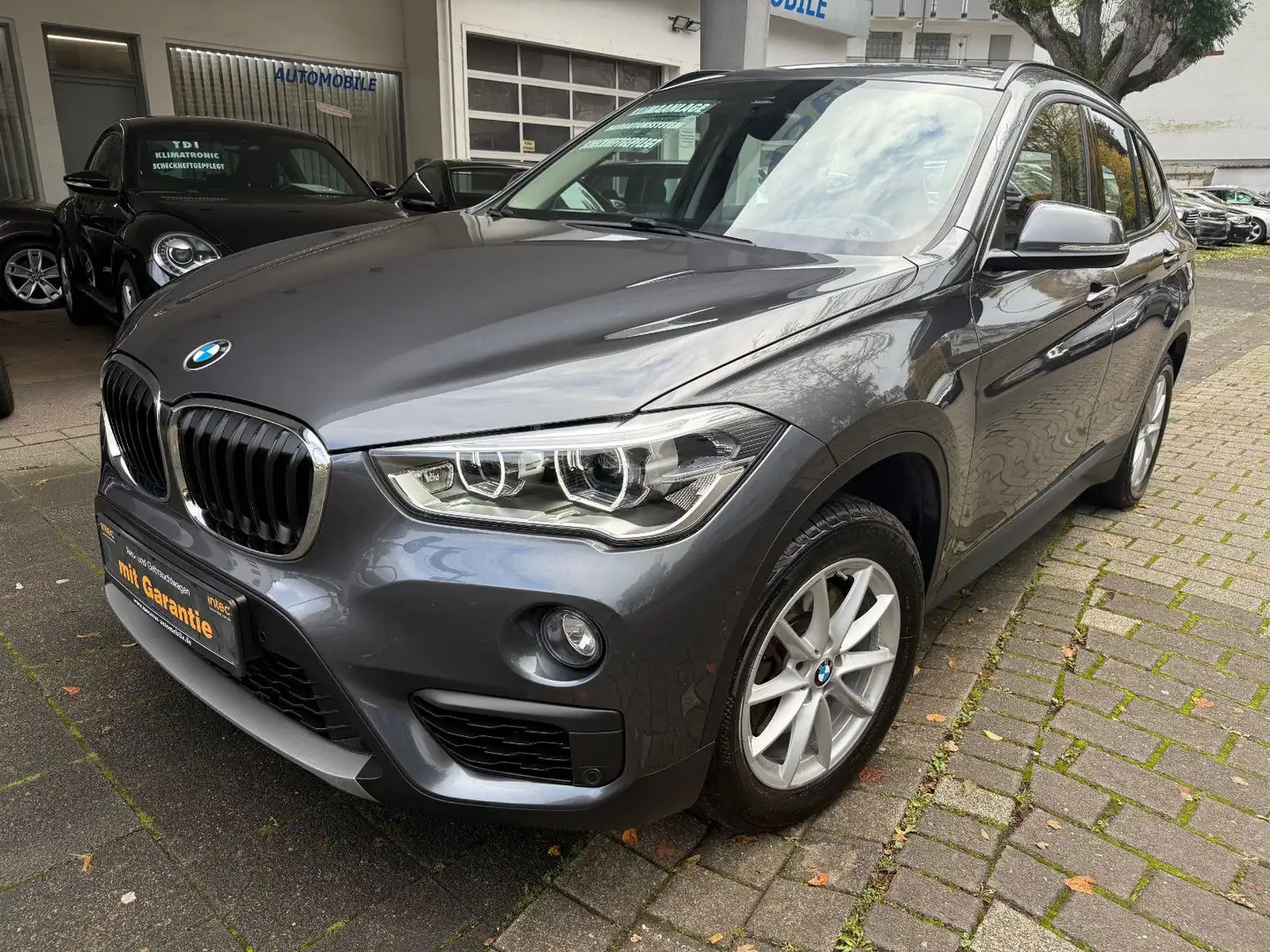 BMW X1 20i xDrive Adv. Automatik,Navi,PDC,LED,1.Hand Grau - 1
