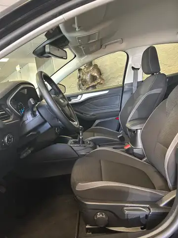 Ford Focus view 12
