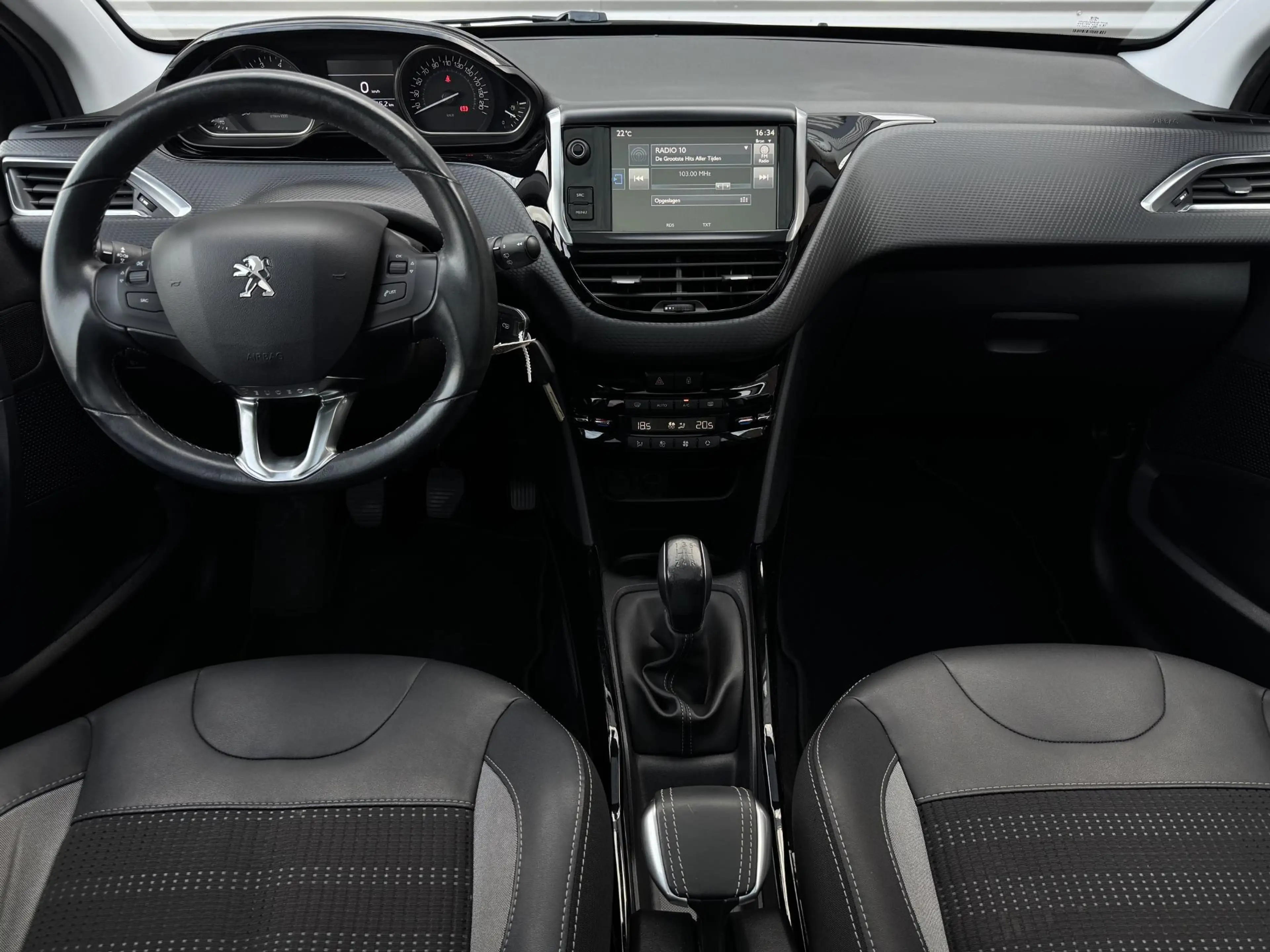 Peugeot 2008 1.2 PureTech Allure Carplay|Pano|D-riem vv in 2024 — photo 13