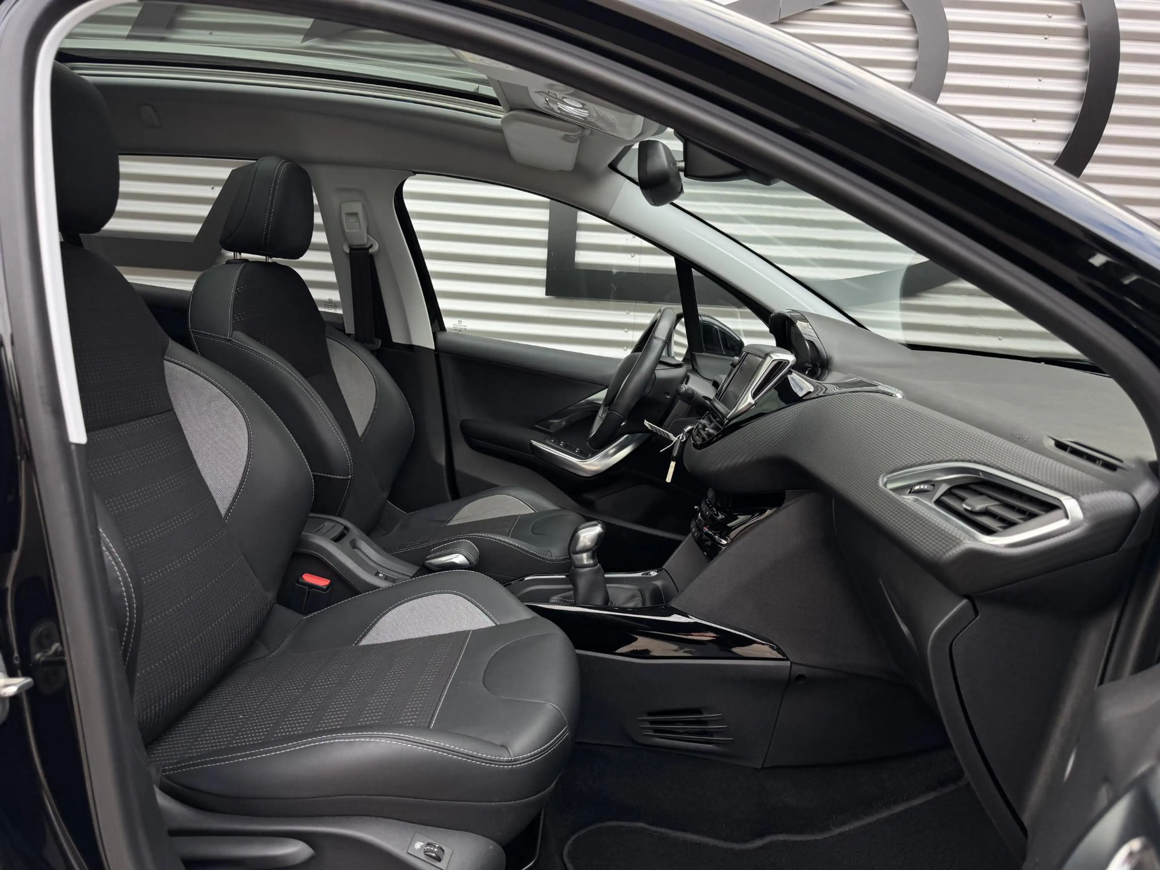 Peugeot 2008 1.2 PureTech Allure Carplay|Pano|D-riem vv in 2024 — photo 7