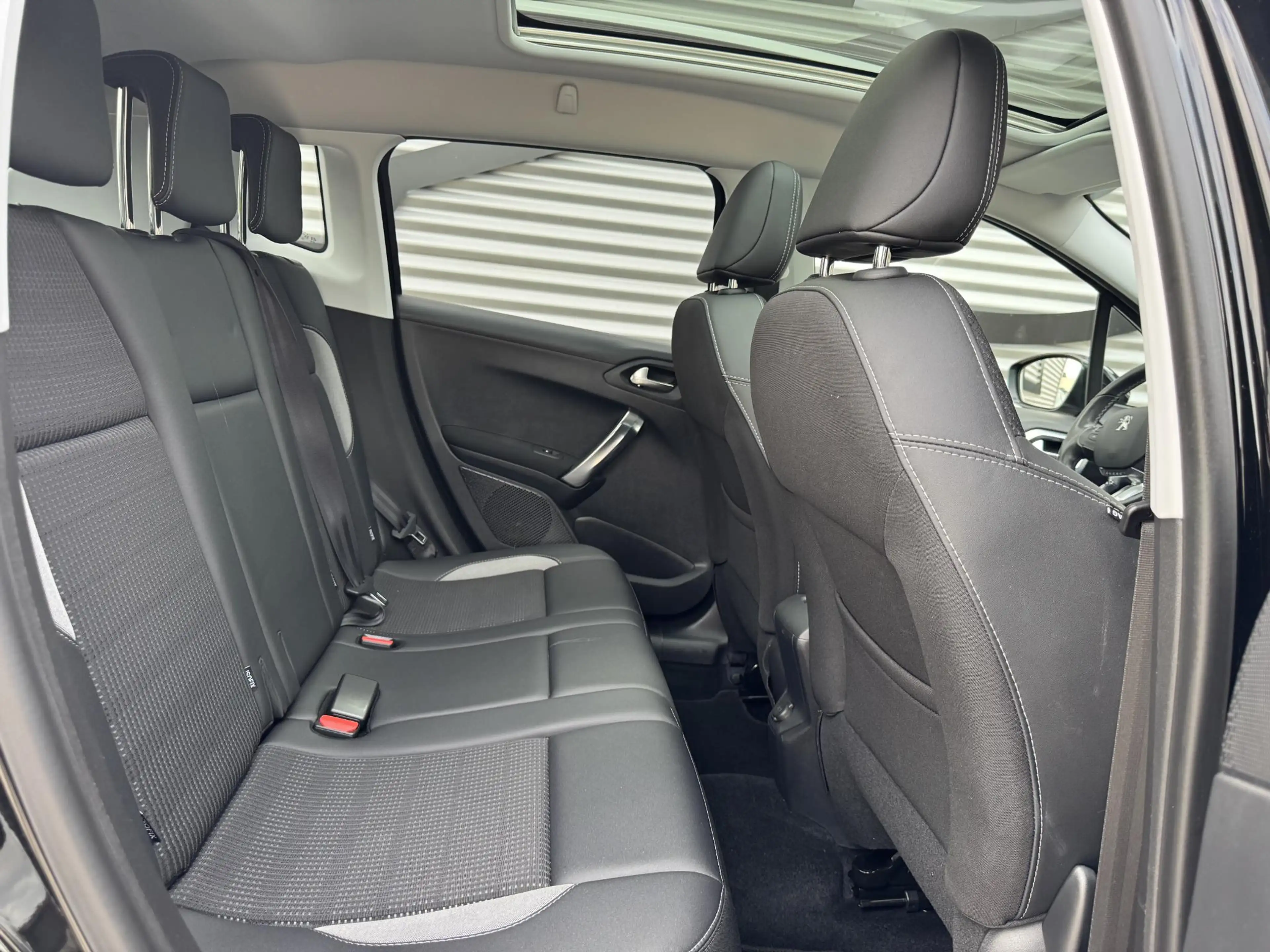 Peugeot 2008 1.2 PureTech Allure Carplay|Pano|D-riem vv in 2024 — photo 11