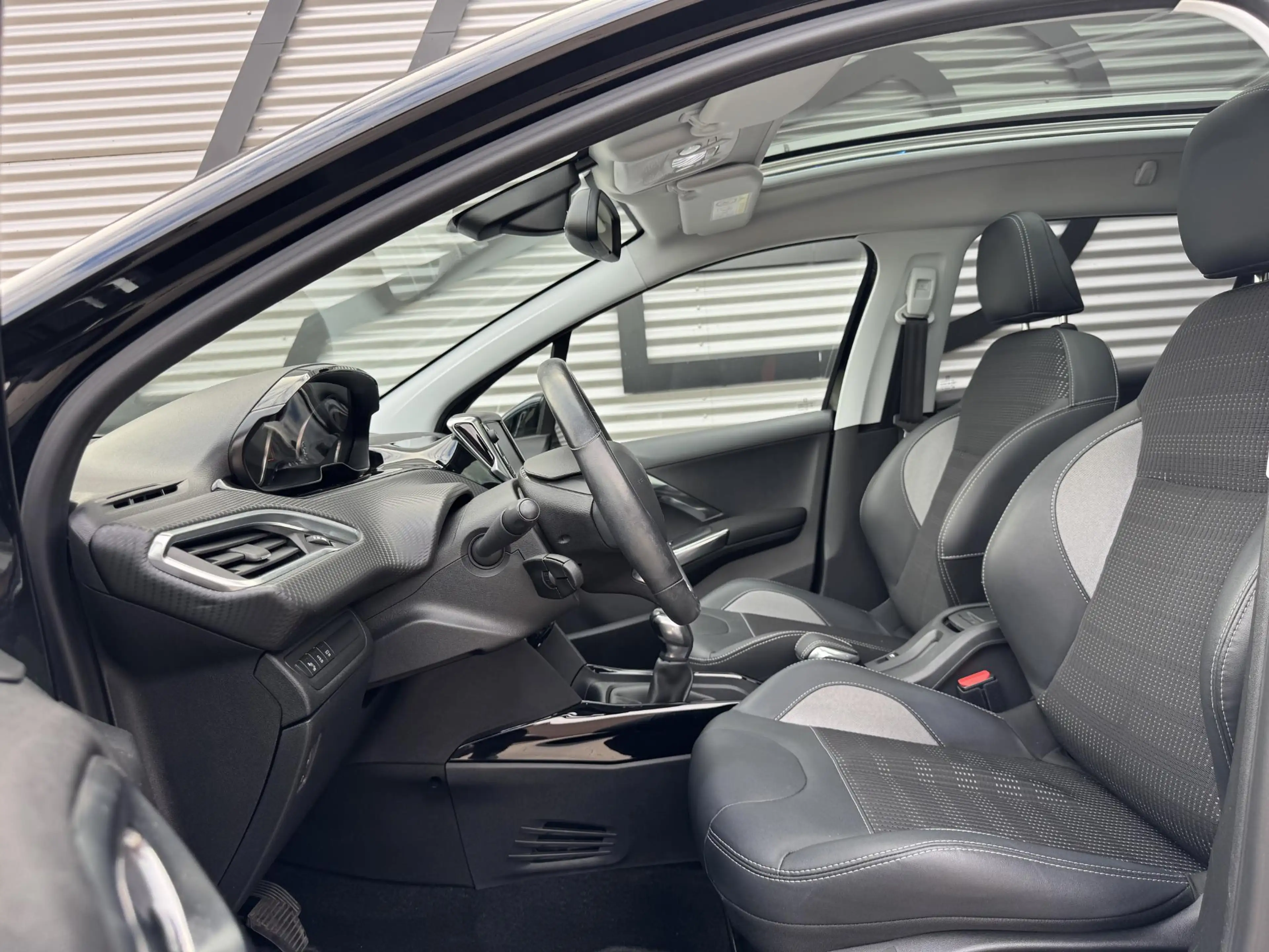 Peugeot 2008 1.2 PureTech Allure Carplay|Pano|D-riem vv in 2024 — photo 4
