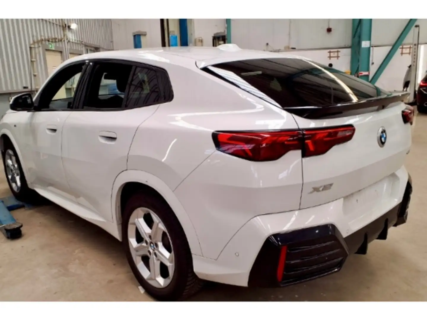 BMW X2 sDrive20i M Sport Iconic AHK H/K HUD PA+ DA+ LCPro Weiß - 2