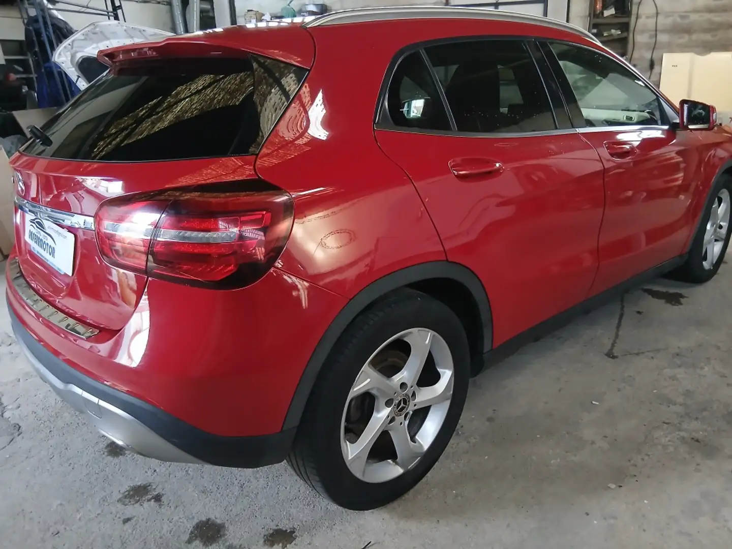 Mercedes-Benz GLA 180 7G-DCT Rojo - 2