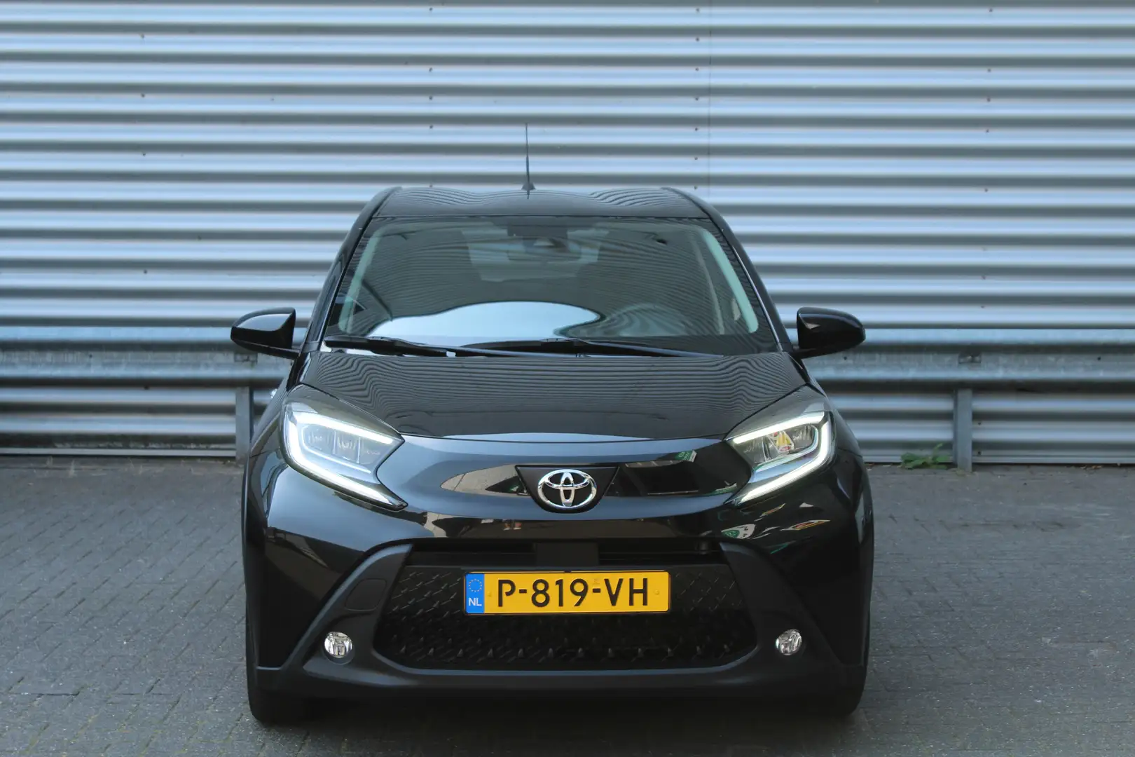 Toyota Aygo X 1.0 VVT-i 73pk MT first NL-Auto NAP Clima Cruise C Zwart - 2