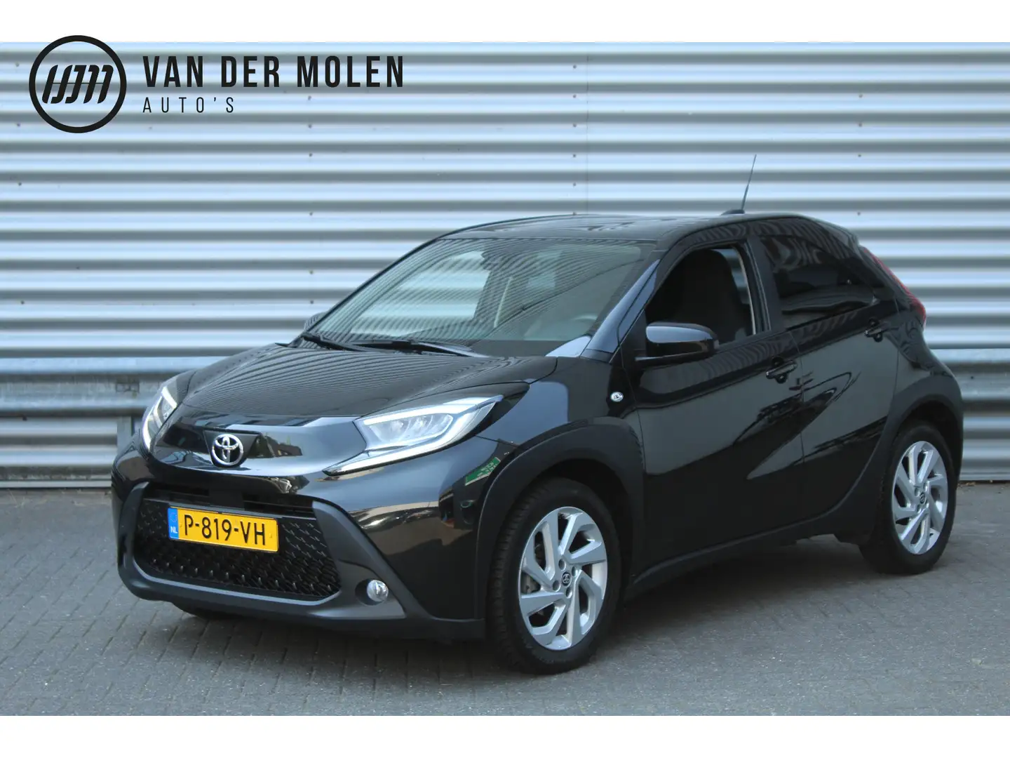 Toyota Aygo X 1.0 VVT-i 73pk MT first NL-Auto NAP Clima Cruise C Zwart - 1