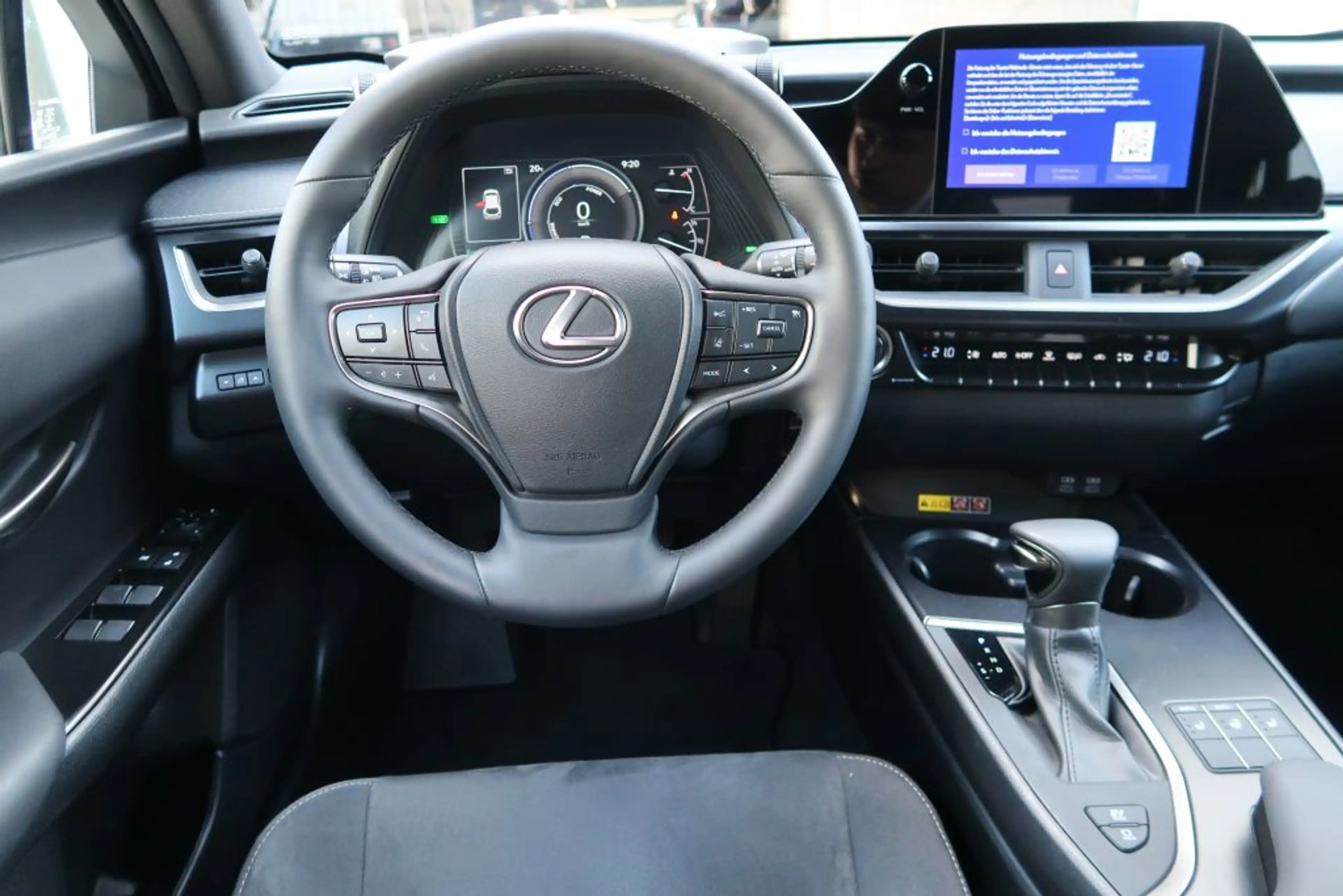 Lexus UX 250h Style Edition — photo 13