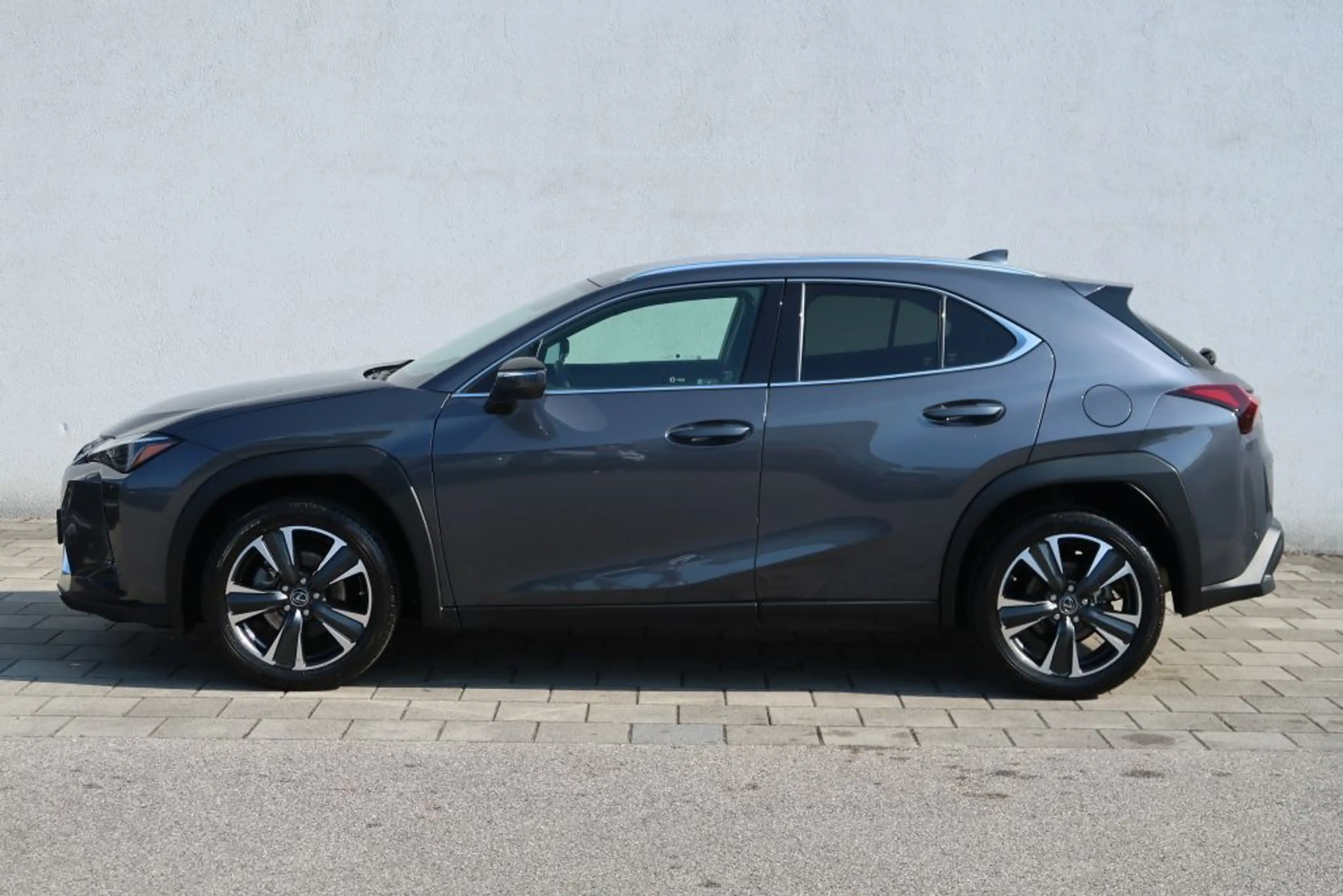 Lexus UX 250h Style Edition — photo 4