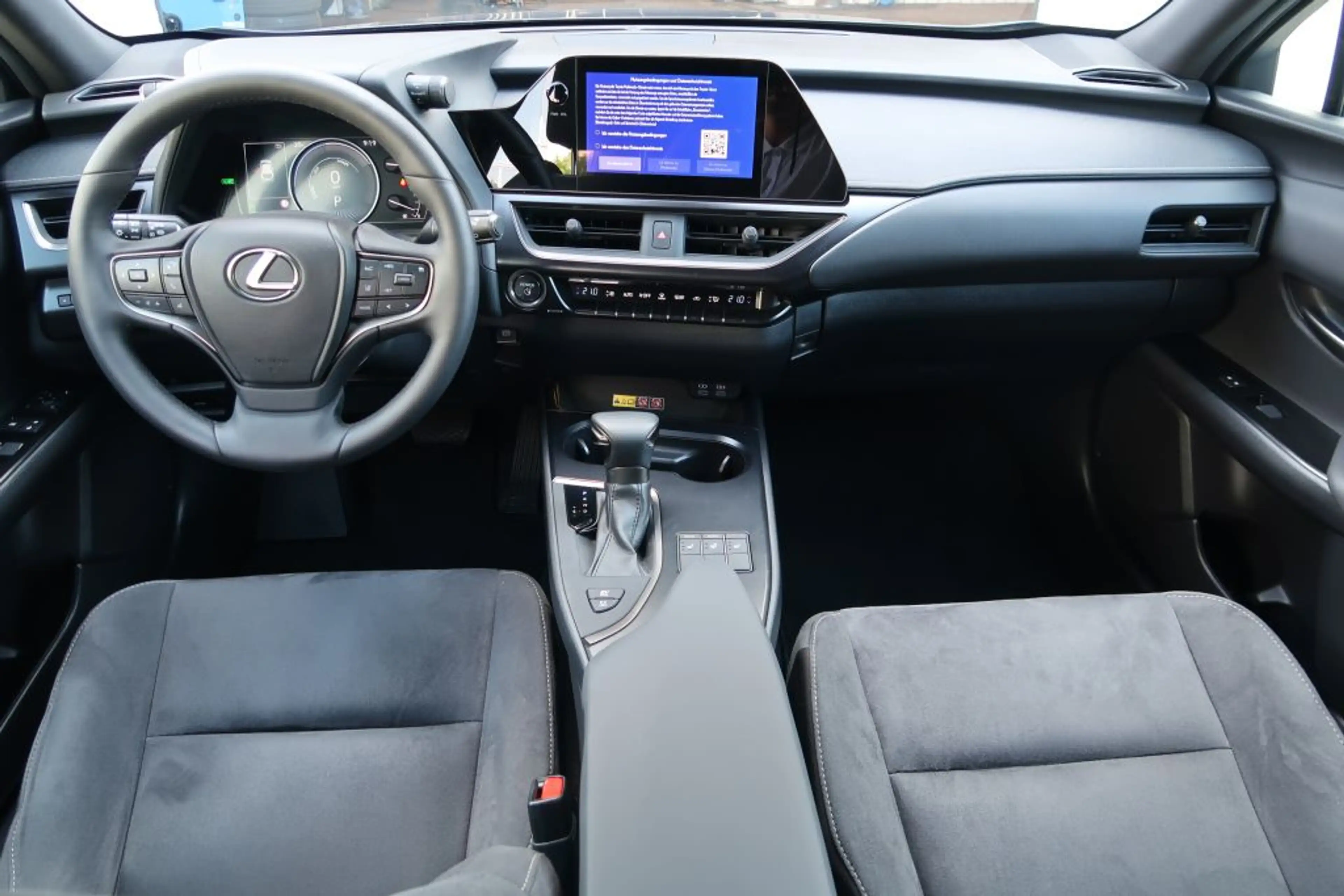 Lexus UX 250h Style Edition — photo 12