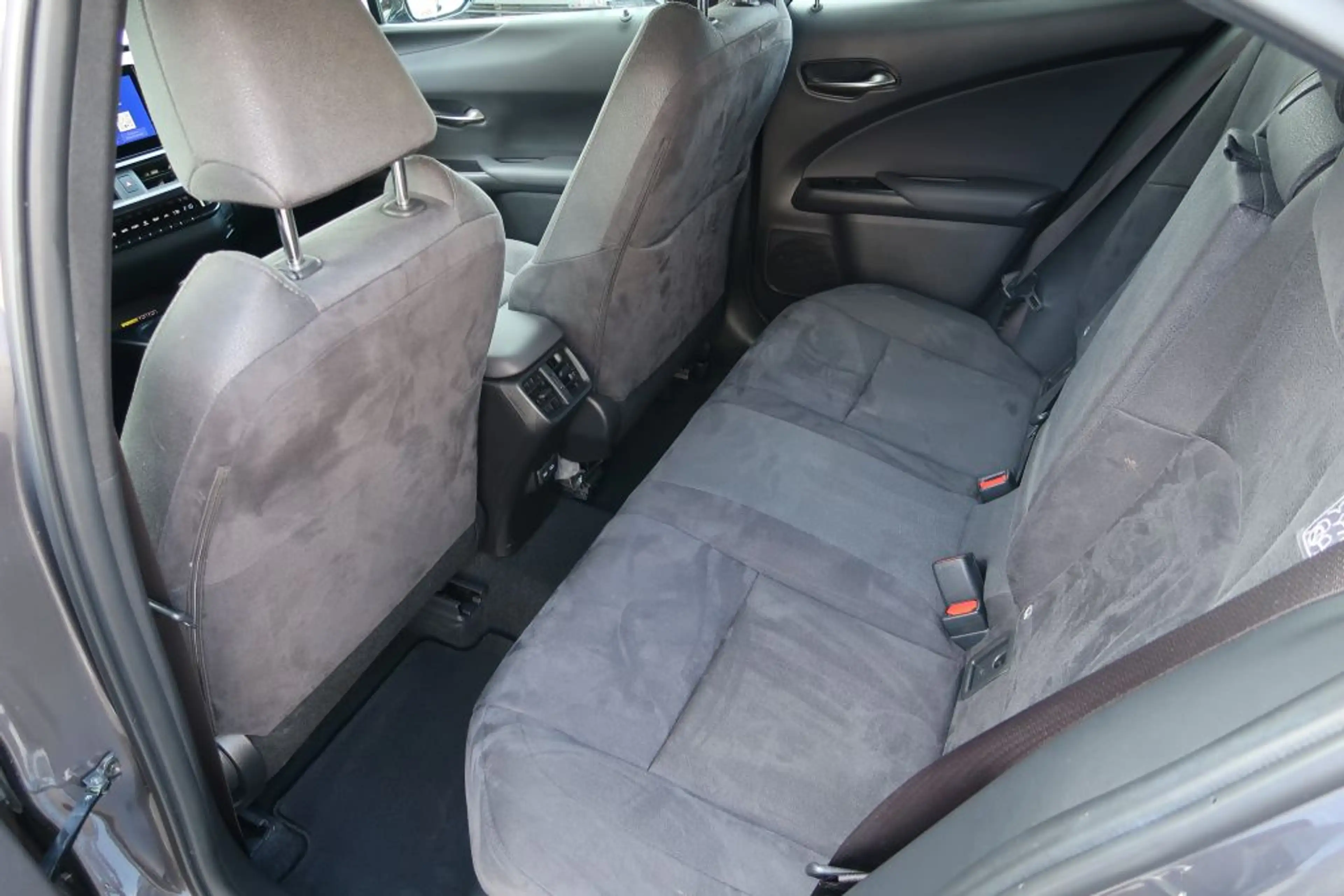 Lexus UX 250h Style Edition — photo 11